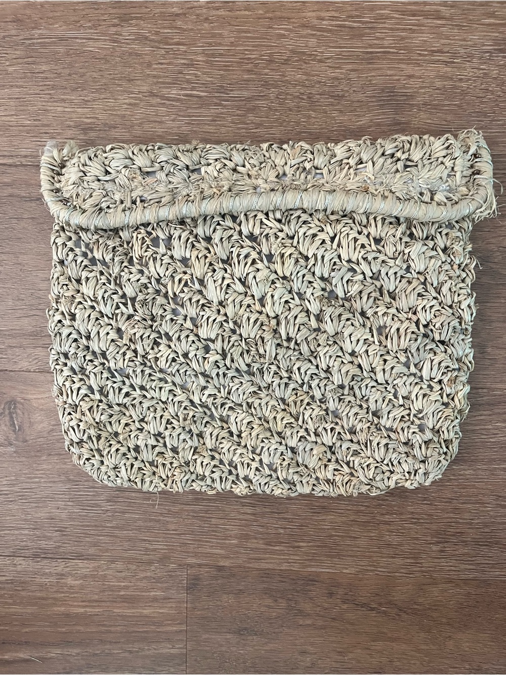 Tommy Bahama Straw Raffia Fold Over Clutch Bag with Floral Shell Detail Trim - Picture 3 of 4